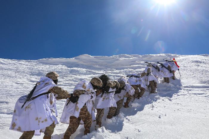 西藏阿里軍分區(qū)官兵邊防線(xiàn)上踏雪巡邏