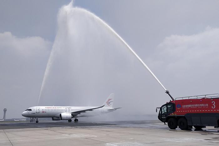 C919抵達(dá)北京過(guò)水門