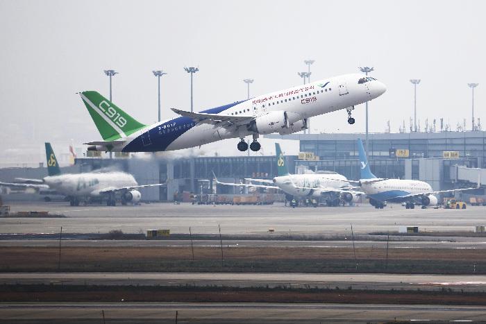 國(guó)產(chǎn)C919及ARJ21飛機(jī)從上海起飛首訪香港