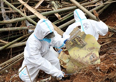 武警官兵分批次、分區(qū)域搜索