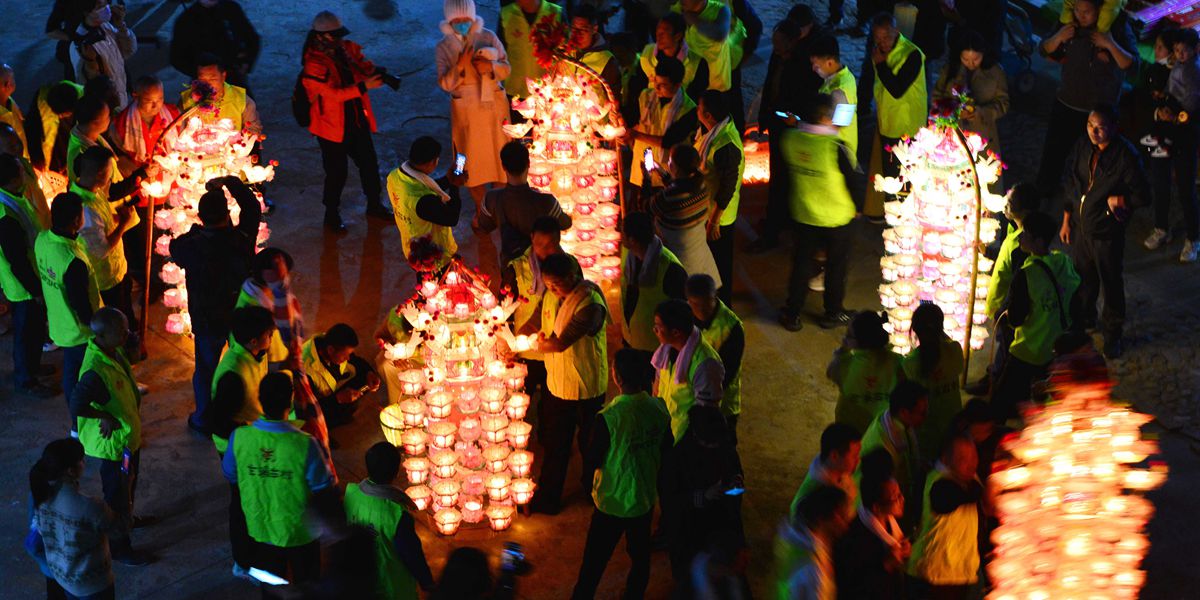 福建閩西：芷溪游花燈——“紙做燈、油點(diǎn)燈、紙包火”