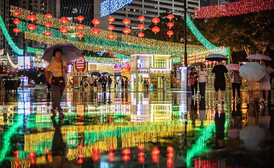 香港市民游客雨夜賞中秋彩燈